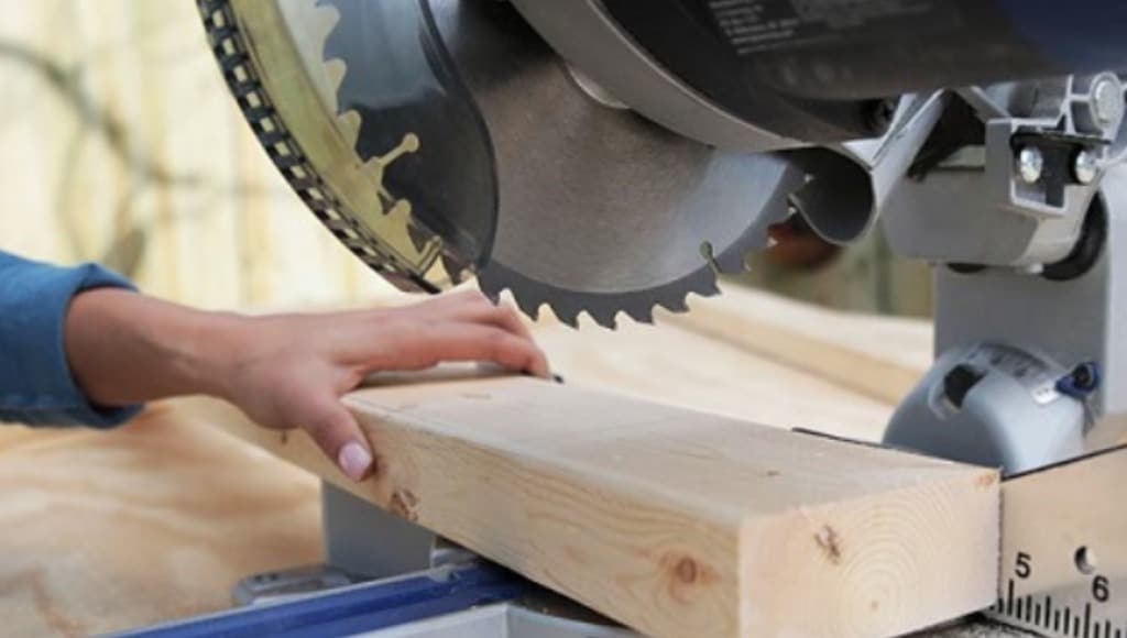 Schritt 2: Holzbretter zuschneiden  Schneiden Sie die Holzbretter für die Seitenwände und Holzpfosten auf die richtige Länge für die Größe des Hochbeets zurecht. Sie können zum Beispiel eine Fuchsschwanzsäge, eine Kreissäge oder ein spezielles Sägeblatt mit Adapter für Ihre Bohrmaschine verwenden.  Markieren Sie die Punkte, an denen Sie die Bretter und die Pfosten verschrauben wollen.
